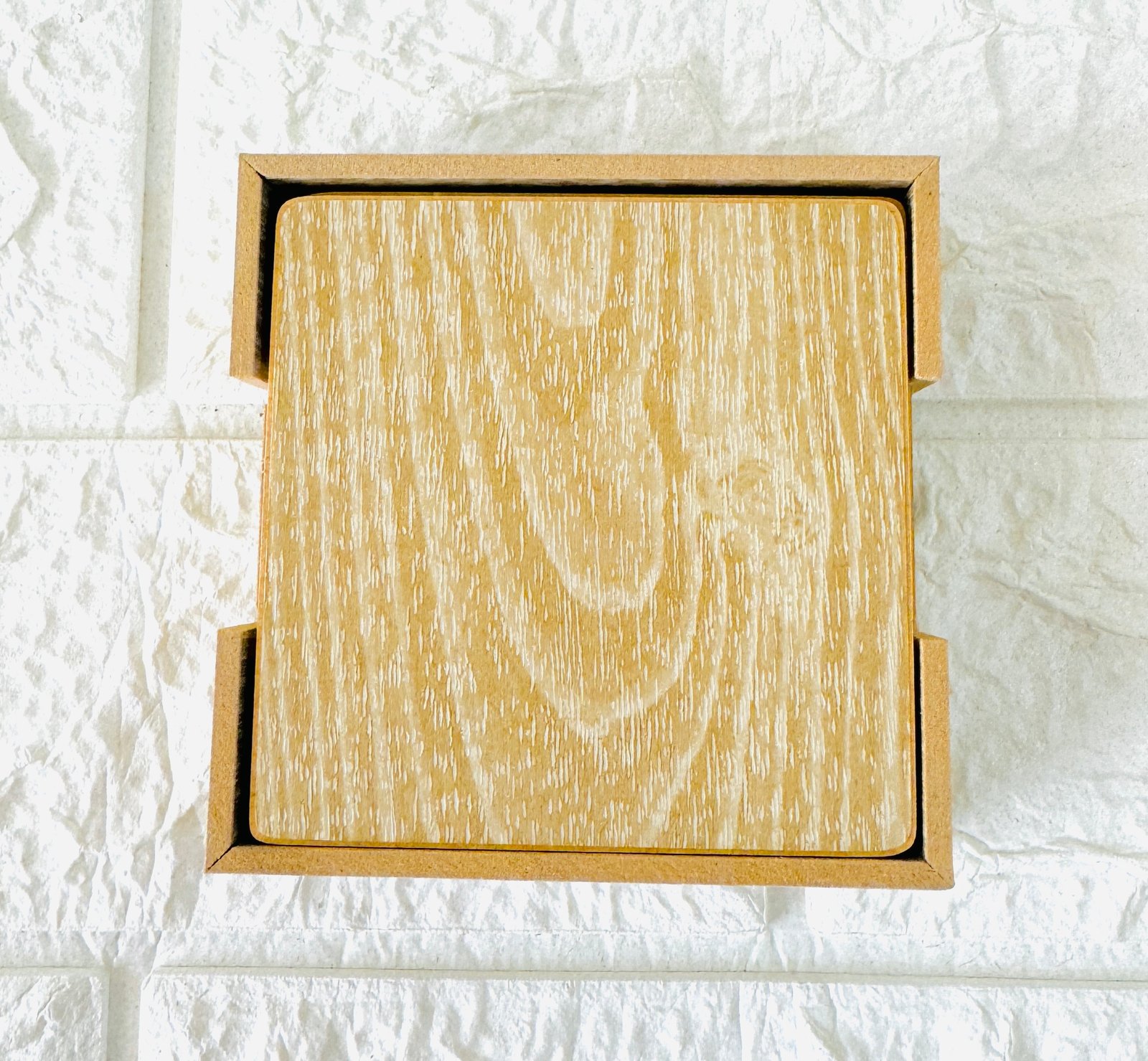 Wooden tray with 4 coaster